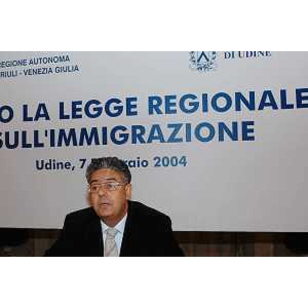 Roberto Antonaz (Assessore regionale Istruzione, Cultura, Sport e Pace) presenta la legge sull'immigrazione nella Sala del Parlamento del Castello di Udine. (Udine 07/02/04)