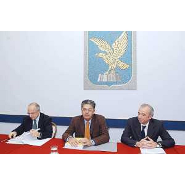 Roberto Antonaz (Assessore regionale Istruzione, Cultura, Sport e Pace) in conferenza stampa sulle risorse previste dalla legge 4/1999 a favore delle associazioni culturali del FVG nella sede della Regione a Trieste. (Trieste 27/11/03) 