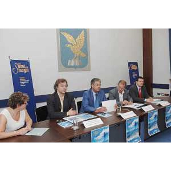 Roberto Antonaz (Assessore regionale Istruzione, Cultura, Sport e Pace) alla presentazione della nona edizione del festival musicale internazionale "Nei suoni dei luoghi", nella sede della Regione a Trieste. (Trieste 21/06/07)