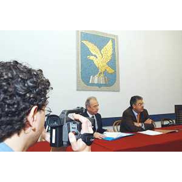 Roberto Antonaz (Assessore regionale Istruzione, Cultura, Sport e Pace) in conferenza stampa nella sede della Regione a Trieste. (Trieste 17/11/03)