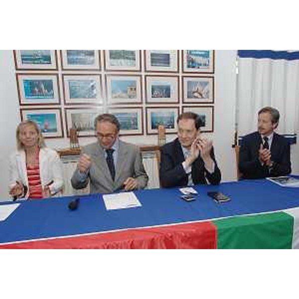 Denise Karbon (Sciatrice azzurra), Gastone Novelli (Presidente Società Velica Barcola-Grignano) e Luca Ciriani (Vicepresidente FVG e Assessore regionale Attività produttive) alla presentazione ufficiale della 40.a Barcolana, la regata velica più affollata d'Europa, nella sede della Società Barcola-Grignano a Trieste. (Trieste 05/06/08)