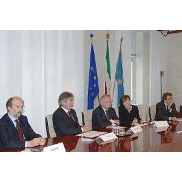 Riccardo Riccardi (Assessore regionale Infrastrutture), Renzo Tondo (Presidente Friuli Venezia Giulia) e Luc Van den Brande (Presidente Comitato Regioni d'Europa) nella sede della Regione a Trieste. (Trieste 06/06/08)
