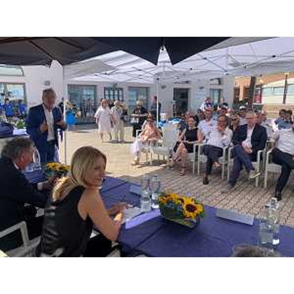 Un momento della cerimonia di consegna della Bandiera Blu - Un momento della cerimonia di consegna della Bandiera Blu 