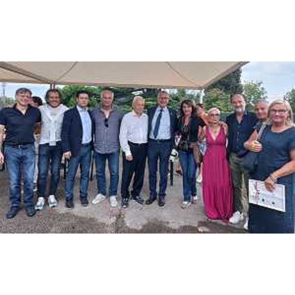 La Presidenza del Consiglio regionale assieme ad autorità e organizzatori dell'iniziativa anti-violenza - La Presidenza del Consiglio regionale assieme ad autorità e organizzatori dell'iniziativa anti-violenza