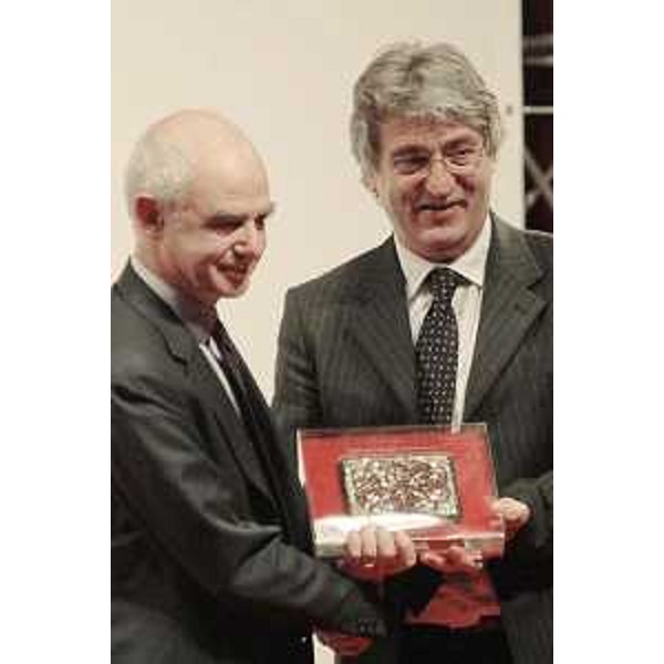 Renzo Tondo (Presidente Friuli Venezia Giulia) consegna il Premio Hemingway a Luca Ricolfi (Editorialista La Stampa) alla XXIV edizione del Premio letterario Ernest Hemingway, a Lignano Sabbiadoro. (Lignano Sabbiadoro 07/06/08)