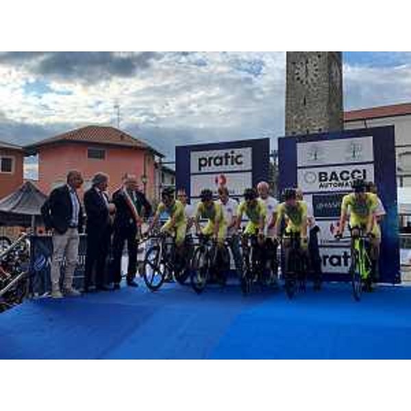 Il momento della partenza della prima tappa del Giro ciclistico alla presenza delle autorità comunali e regionali - Il momento della partenza della prima tappa del Giro ciclistico alla presenza delle autorità comunali e regionali