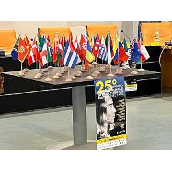 Locandina del venticinquesimo Simposio internazionale di scultura su pietre del Friuli Venezia Giulia. - Locandina del venticinquesimo Simposio internazionale di scultura su pietre del Friuli Venezia Giulia.