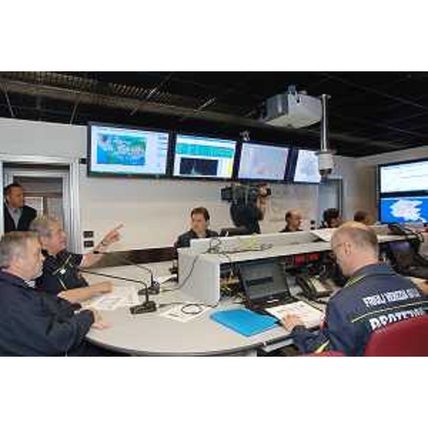 Vanni Lenna (Assessore regionale Protezione civile) con Guglielmo Berlasso (Direttore centrale Protezione civile) nella sala operativa della Protezione civile regionale a Palmanova. (Palmanova (07/06/08)