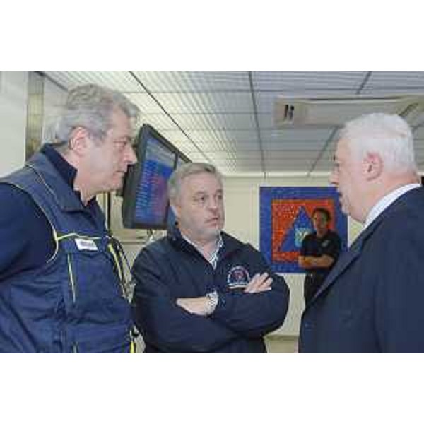 Guglielmo Berlasso (Direttore centrale Protezione civile), Vanni Lenna (Assessore regionale Protezione civile) e Amedeo Monaco (Direttore regionale Vigili del Fuoco FVG) nella sala operativa della Protezione civile regionale a Palmanova. (Palmanova (07/06/08)