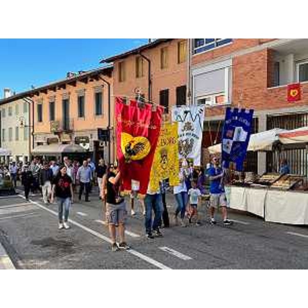 Il corteo con i colori dei borghi di Fagagna con le autorità al seguito - Il corteo con i colori dei borghi di Fagagna con le autorità al seguito