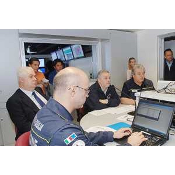 Amedeo Monaco (Direttore regionale Vigili del Fuoco FVG), Vanni Lenna (Assessore regionale Protezione civile) e Guglielmo Berlasso (Direttore centrale Protezione civile) nella sala operativa della Protezione civile regionale a Palmanova. (Palmanova (07/06/08)
