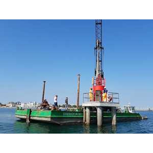 Un momento dell'installazione del nuovo faro rosso che segnala l'ingresso alla laguna di Marano e Grado - Un momento dell'installazione del nuovo faro rosso che segnala l'ingresso alla laguna di Marano e Grado