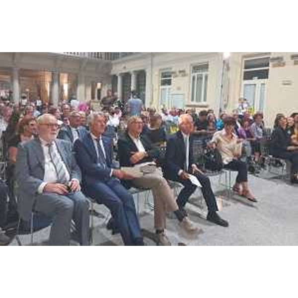 La platea che ha assistito alla cerimonia di premiazione, con il presidente del Consiglio regionale - La platea che ha assistito alla cerimonia di premiazione, con il presidente del Consiglio regionale