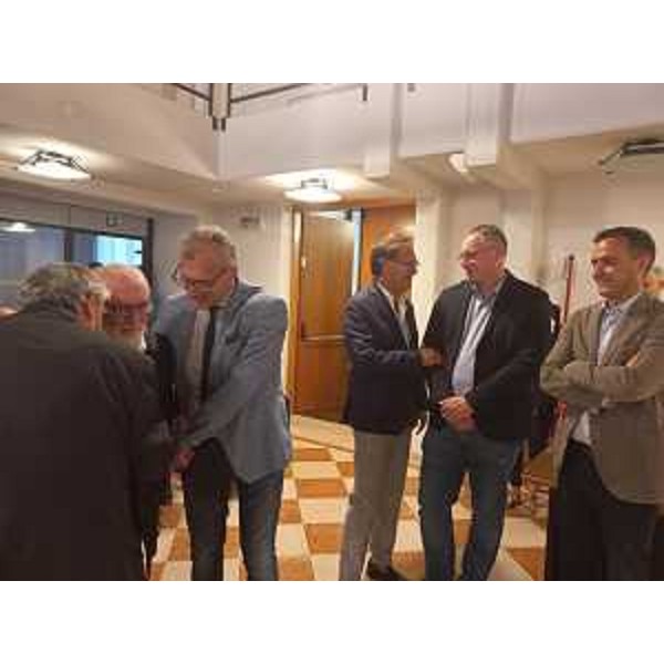 L'artista con il presidente del Consiglio regionale e i consiglieri regionali al termine della cerimonia - L'artista con il presidente del Consiglio regionale e i consiglieri regionali al termine della cerimonia
