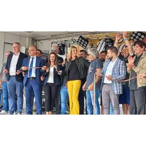 Il momento del taglio del nastro a Lignano - Il momento del taglio del nastro a Lignano