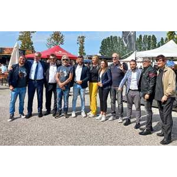 Le autorità istituzionali posano con organizzatori e campioni del passato - Le autorità istituzionali posano con organizzatori e campioni del passato