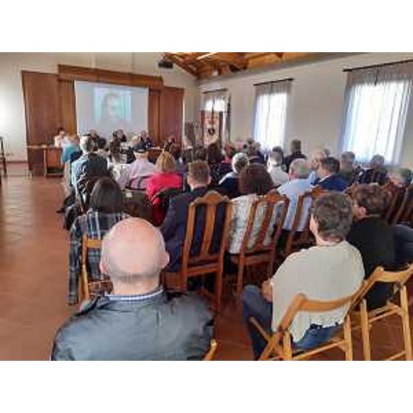 La sala comunale di Sedegliano gremita di persone per la cerimonia per don Pressacco - La sala comunale di Sedegliano gremita di persone per la cerimonia per don Pressacco