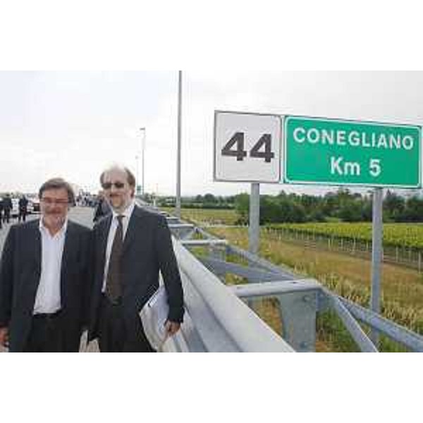 Renato Chisso (Assessore Viabilità Veneto) e Riccardo Riccardi (Assessore regionale Viabilità) nel corso del sopralluogo al cantiere sulla A28 a Godega Sant'Urbano. (Godega Sant'Urbano 09/06/08)
