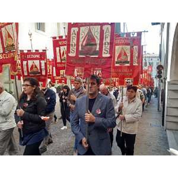 La sfilata dei labari delle sezioni dell'Afds per le vie di Gemona - La sfilata dei labari delle sezioni dell'Afds per le vie di Gemona