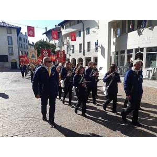 La sfilata dei labari delle sezioni dell'Afds per le vie di Gemona - La sfilata dei labari delle sezioni dell'Afds per le vie di Gemona