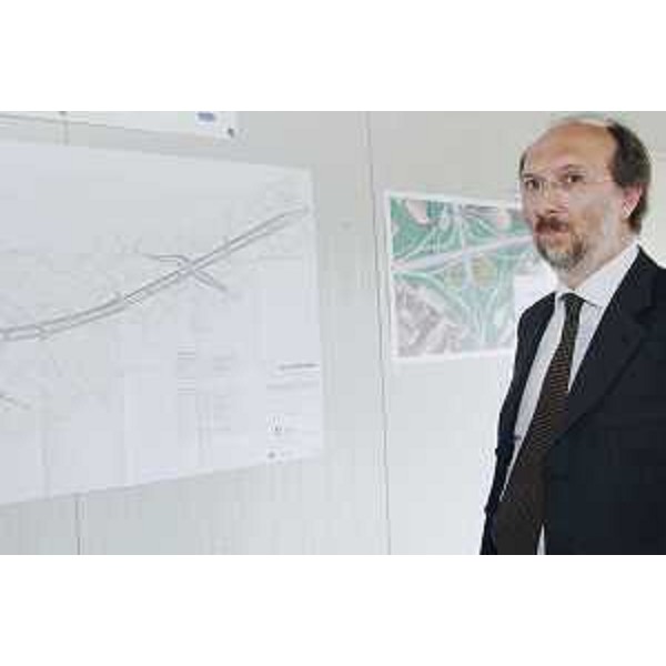 Riccardo Riccardi (Assessore regionale Viabilità) nel corso del sopralluogo al cantiere sulla A28 a Godega Sant'Urbano. (Godega Sant'Urbano 09/06/08)