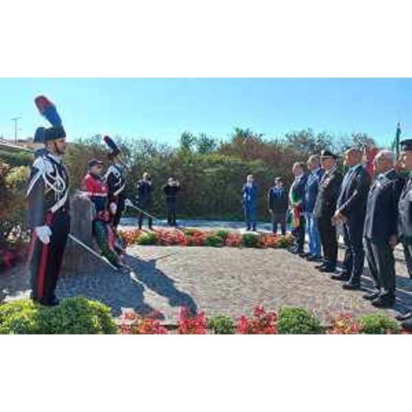 L'omaggio al cippo che ricorda il sacrificio di Salvo D'Acquisto - L'omaggio al cippo che ricorda il sacrificio di Salvo D'Acquisto