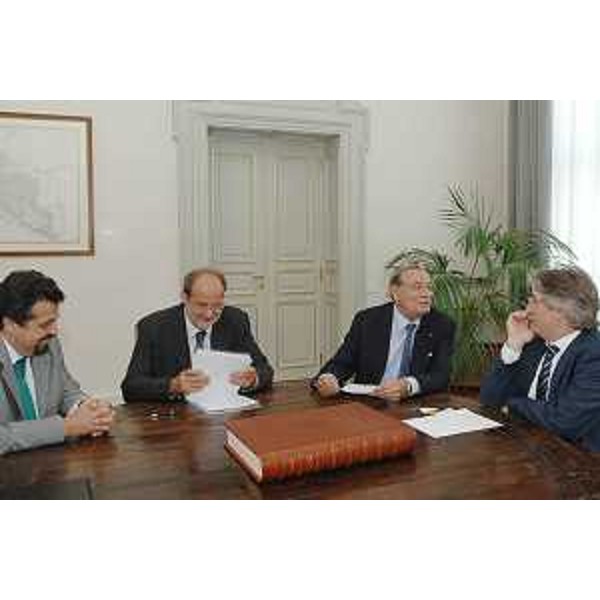 Renzo Tondo (Presidente Friuli Venezia Giulia) incontra Corrado Antonini (Presidente Associazione Industriali Trieste) nella sede della Regione a Trieste. (Trieste 10/06/08)