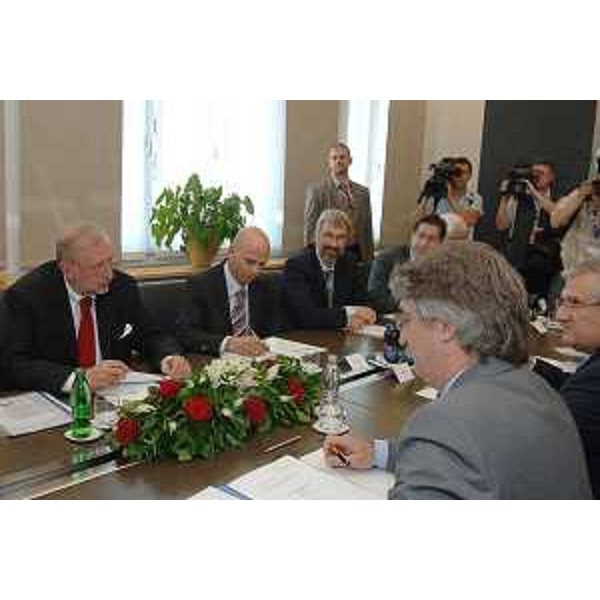 Renzo Tondo (Presidente Friuli Venezia Giulia) e Dimitrij Rupel (Ministro Esteri Slovenia) al tavolo dell'incontro a Lubiana. (Lubiana 11/06/08)
