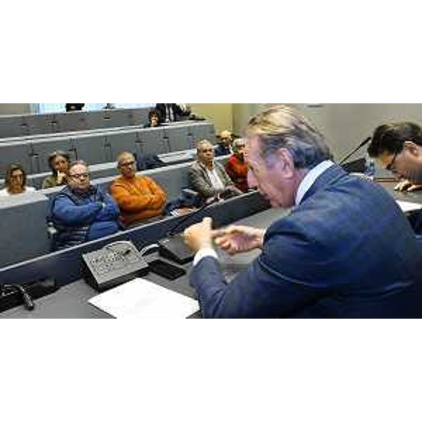 L'assessore Scoccimarro mentre illustra l'intervento - L'assessore Scoccimarro mentre illustra l'intervento