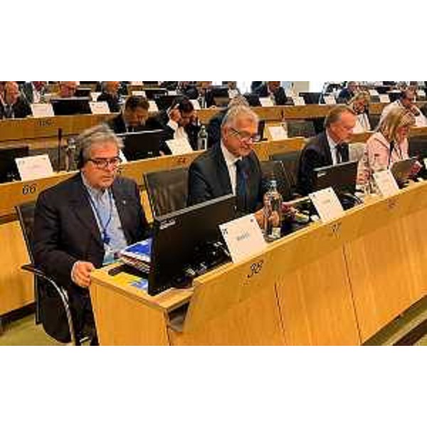 Zanin (secondo da sinistra) assieme al nuovo presidente della Commissione, Enzo Bianco - Zanin (secondo da sinistra) assieme al nuovo presidente della Commissione, Enzo Bianco