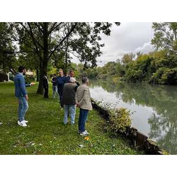 L'assessore regionale all'Ambiente ed energia Fabio Scoccimarro con i sindaci di Precenicco e Palazzolo dello Stella, Andrea De Nicolò e Franco D'Altilia durante il sopralluogo lungo il fiume Stella - L'assessore regionale all'Ambiente ed energia Fabio Scoccimarro con i sindaci di Precenicco e Palazzolo dello Stella, Andrea De Nicolò e Franco D'Altilia durante il sopralluogo lungo il fiume Stella