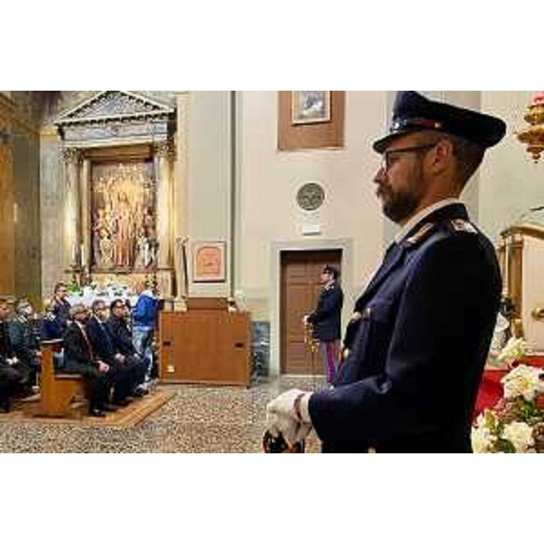 Una fase della celebrazione svoltasi oggi nella chiesa di S. Giorgio a Pordenone in occasione della ricorrenza di San Michele Arcangelo patrono della Polizia di Stato. - Una fase della celebrazione svoltasi oggi nella chiesa di S. Giorgio a Pordenone in occasione della ricorrenza di San Michele Arcangelo patrono della Polizia di Stato.