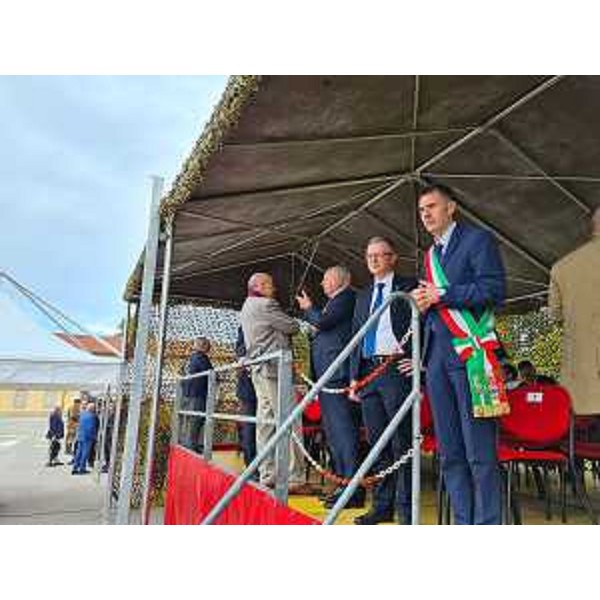 L'assessore regionale Stefano Zannier a sinistra, accanto al sindaco di Pordenone Alessandro Ciriani alla cerimonia della Brigata Ariete a Pordenone - L'assessore regionale Stefano Zannier a sinistra, accanto al sindaco di Pordenone Alessandro Ciriani alla cerimonia della Brigata Ariete a Pordenone