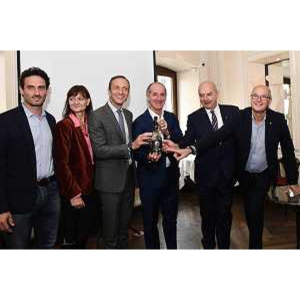 Il governatore del Friuli Venezia Giulia Massimiliano Fedriga assieme al governatore del Veneto Luca Zai alla presentazione di Underwater wine, il primo progetto in regione di affinamento e maturazione sottomarina del vino. - Il governatore del Friuli Venezia Giulia Massimiliano Fedriga assieme al governatore del Veneto Luca Zai alla presentazione di Underwater wine, il primo progetto in regione di affinamento e maturazione sottomarina del vino.