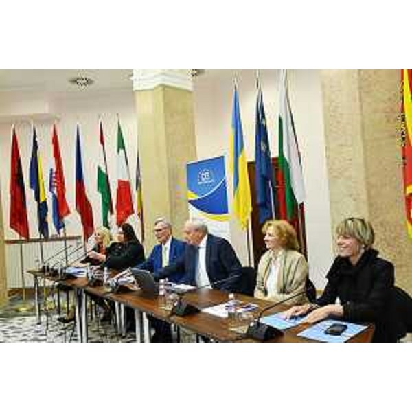L'assessore Zilli con, tra gli altri, Roberto Antonione (segretario generale dell'Ince) e Paolo Petiziol (presidente Mitteleuropa) - L'assessore Zilli con, tra gli altri, Roberto Antonione (segretario generale dell'Ince) e Paolo Petiziol (presidente Mitteleuropa) 