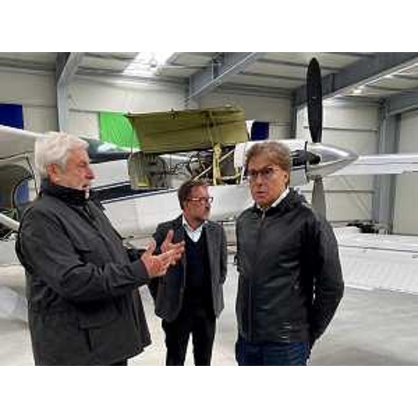 L'assessore regionale alle Attività produttive e turismo Sergio Emidio Bini con Gabriele Lualdi presidente dell'omonima fondazione (a sinistra) e il sidnaco di Osoppo, Luigino Bottoni (al centro) - L'assessore regionale alle Attività produttive e turismo Sergio Emidio Bini con Gabriele Lualdi presidente dell'omonima fondazione (a sinistra) e il sidnaco di Osoppo, Luigino Bottoni (al centro)