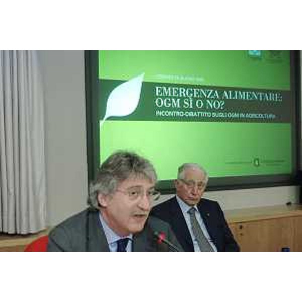 Renzo Tondo (Presidente Friuli Venezia Giulia) e Giuseppe Perissinotto (Presidente Genagricola) al Convegno "Emergenza alimentare: OGM sì o no?", alla Sala Baroncini delle Assicurazioni Generali di Trieste. (Trieste 13/06/08)