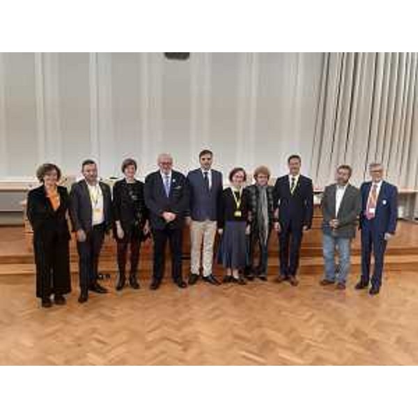 Foto di gruppo al termine del Forum a Nova Gorica su Gect Go e capitale europea della cultura, con l'assessore del Friuli Venezia Giulia Tiziana Gibelli (quartultima da destra) - Foto di gruppo al termine del Forum a Nova Gorica su Gect Go e capitale europea della cultura, con l'assessore del Friuli Venezia Giulia Tiziana Gibelli (quartultima da destra)