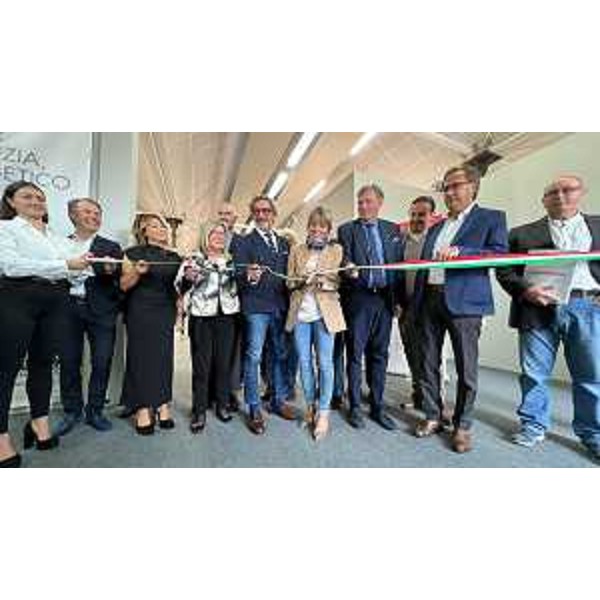 L'assessore Zilli al taglio del nastro - L'assessore Zilli al taglio del nastro