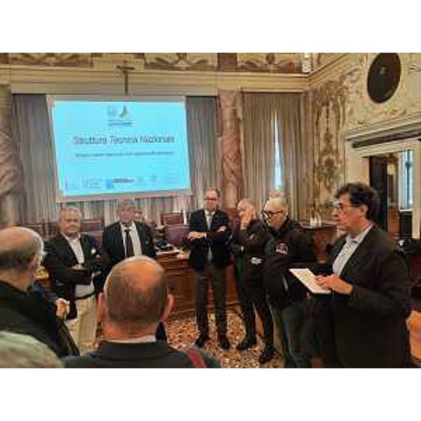 Il vicegovernatore Riccardi al centro, sulla destra della foto - Il vicegovernatore Riccardi al centro, sulla destra della foto