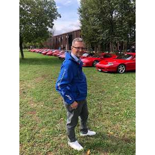 L'assessore Zannier, sullo sfondo le automobili che hanno preso parte all'evento - L'assessore Zannier, sullo sfondo le automobili che hanno preso parte all'evento