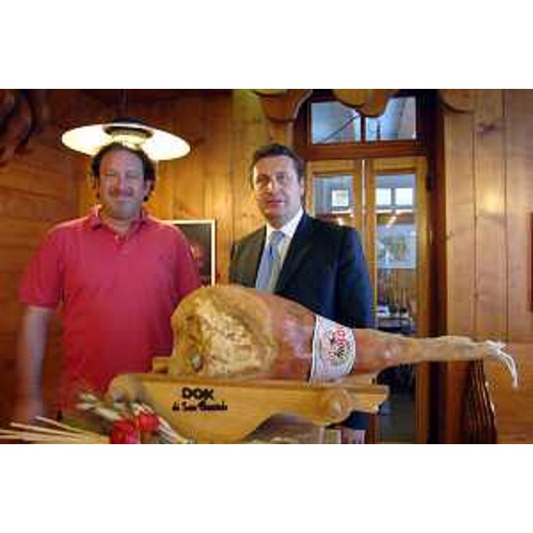 Enzo Marsilio (Assessore regionale alle risorse agricole, naturali, forestali e montagna) durante la visita al Consorzio Prosciutto San Daniele