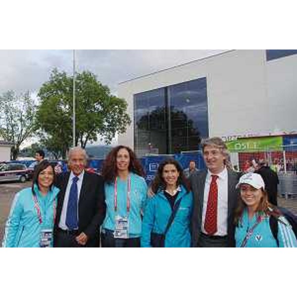 Renzo Tondo (Presidente Friuli Venezia Giulia) ed Ettore Romoli (Sindaco Gorizia) con volontarie Uefa del Friuli Venezia, in servizio presso la struttura per gli Europei 2008 a Klagenfurt. (Klagenfurt 16/06/08)