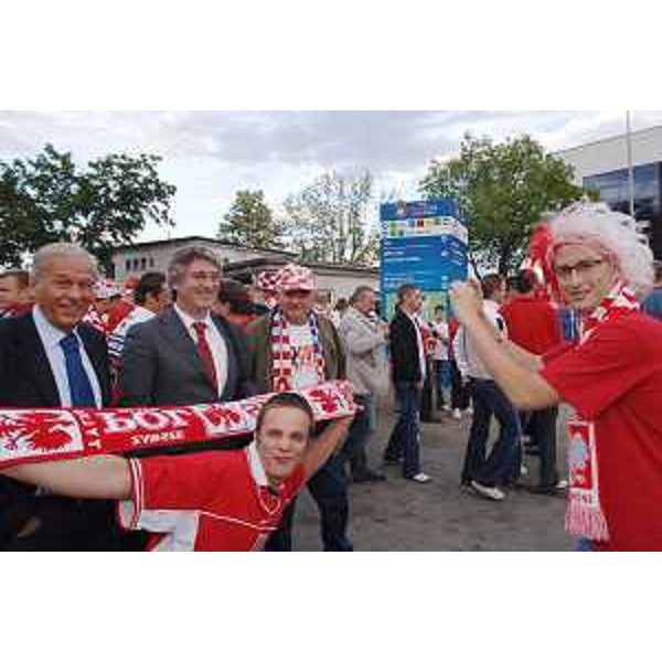 Renzo Tondo (Presidente Friuli Venezia Giulia) ed Ettore Romoli (Sindaco Gorizia) con tifosi della Croazia a Klagenfurt. (Klagenfurt 16/06/08)