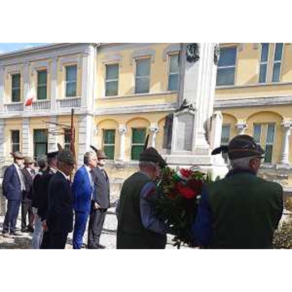 La deposizione della corona al monumento ai caduti in guerra - La deposizione della corona al monumento ai caduti in guerra