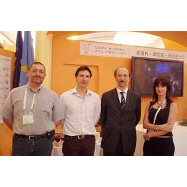 Riccardo Riccardi (Assessore regionale Infrastrutture Trasporto) incontra Anna Lisa Pecchiari, Filippo De Luca e Michel Picco, giovani friulani a Shanghai. (Shanghai 18/06/08)i 