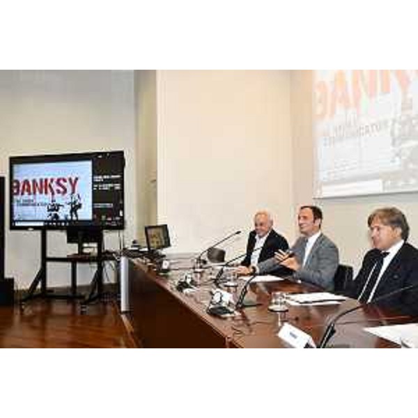 Il governatore del Friuli Venezia Giulia Massimiliano Fedriga (al centro, tra il curatore Gianni Mercurio e l'assessore regionale al Turismo Sergio Emidio Bini) alla presentazione della mostra triestina su Bansky. - Il governatore del Friuli Venezia Giulia Massimiliano Fedriga (al centro, tra il curatore Gianni Mercurio e l'assessore regionale al Turismo Sergio Emidio Bini) alla presentazione della mostra triestina su Bansky. 