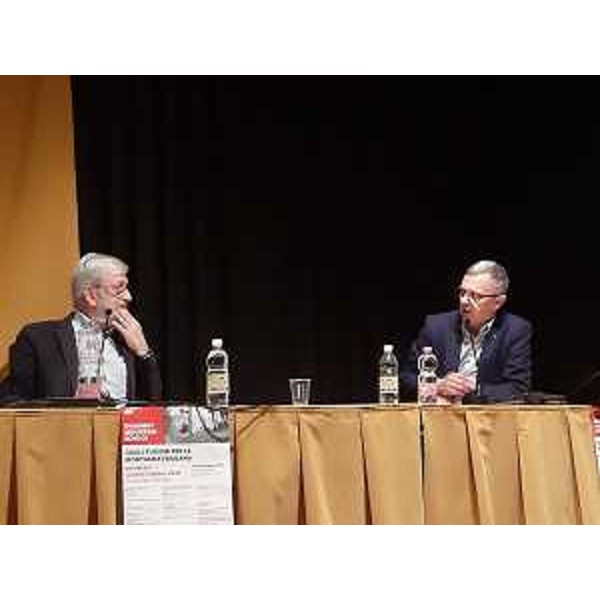 L'assessore regionale alle Risorse agroalimentari e alla Montagna Stefano Zannier (a destra nella foto) con il moderatore dell'incontro, il giornalista Giampaolo Carbonetto - L'assessore regionale alle Risorse agroalimentari e alla Montagna Stefano Zannier (a destra nella foto) con il moderatore dell'incontro, il giornalista Giampaolo Carbonetto