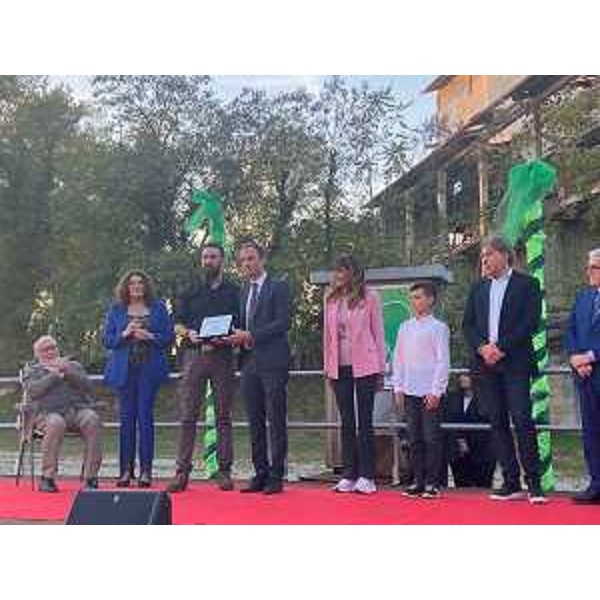 Il governatore della Regione Massimiliano Fedriga con uno dei vincitori del premio Midolini durante la cerimonia svoltasi a Udine - Il governatore della Regione Massimiliano Fedriga con uno dei vincitori del premio Midolini durante la cerimonia svoltasi a Udine