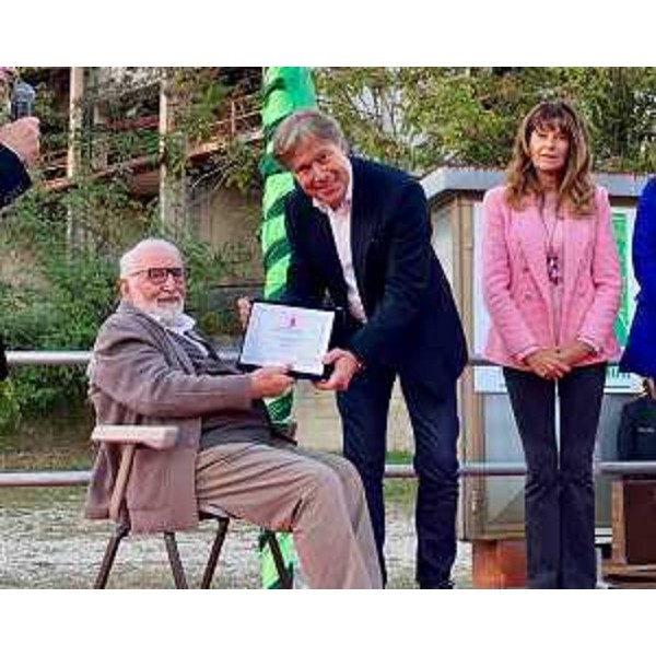 L'assessore regionale alle Attività produttive Sergio Emidio Bini premia l'artista Giorgio Celiberti con un riconoscimento alla carriera - L'assessore regionale alle Attività produttive Sergio Emidio Bini premia l'artista Giorgio Celiberti con un riconoscimento alla carriera